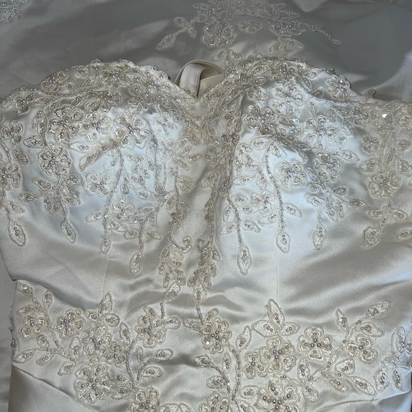 Brand new Wedding dress - Picture 2 of 6